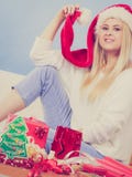 Femme dans le chapeau de Santa préparant des cadeaux de Noël Photo stock Femme dans le chapeau de Santa préparant des cadeaux de Noël Photo stock