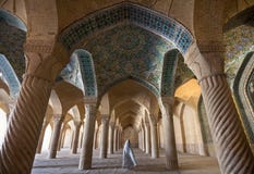 Femme dans le voile passant par Shabestan de mosquée de Vakil à Chiraz Image libre de droits Femme dans le voile passant par Shabestan de mosquée de Vakil à Chiraz Image libre de droits