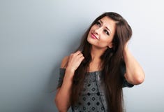 Femme de brune de maquillage de mode de confusion imaginant et regardant photos libres de droits Femme de brune de maquillage de mode de confusion imaginant et regardant photos libres de droits