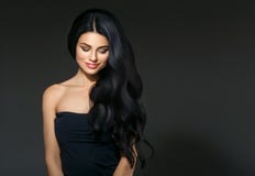 Femme de cheveu noir Beau portrait de mode de coiffure de brune photos stock Femme de cheveu noir Beau portrait de mode de coiffure de brune photos stock