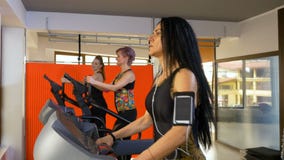 Femme de forme physique avec la courroie de bras de smartphone écoutant la musique et faisant l'activité de sport banque de vidéos Femme de forme physique avec la courroie de bras de smartphone écoutant la musique et faisant l'activité de sport banque de vidéos