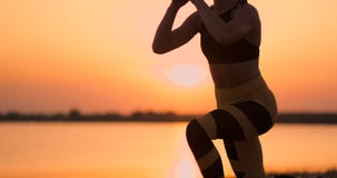 Femme de forme physique s'étirant faisant l'exercice de bout droit de mouvement brusque La formation d'athlète féminin précipite banque de vidéos Femme de forme physique s'étirant faisant l'exercice de bout droit de mouvement brusque La formation d'athlète féminin précipite banque de vidéos