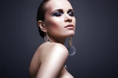 Femme de luxe avec le renivellement de soirée photographie stock libre de droits Femme de luxe avec le renivellement de soirée photographie stock libre de droits