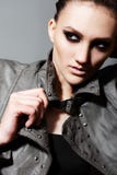 Femme de luxe de roche avec le renivellement de soirée de mode image libre de droits Femme de luxe de roche avec le renivellement de soirée de mode image libre de droits