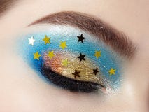 Femme de maquillage d'oeil avec les étoiles décoratives images stock Femme de maquillage d'oeil avec les étoiles décoratives images stock