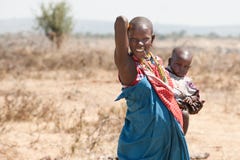 Femme de masai et bébé de tribu Tanzanie, Afrique de Maasai photo libre de droits Femme de masai et bébé de tribu Tanzanie, Afrique de Maasai photo libre de droits