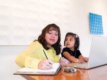 Femme de Natif américain au travail avec l'enfant photos libres de droits Femme de Natif américain au travail avec l'enfant photos libres de droits