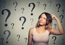 Femme de pensée regardant beaucoup de points d'interrogation Femme de pensée regardant beaucoup de points d'interrogation