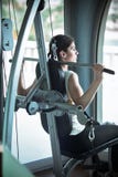 femme de poids de formation de gymnastique L'exercice dessus abaissent la machine de poids Femme faisant traction-UPS exerçant le photo stock femme de poids de formation de gymnastique L'exercice dessus abaissent la machine de poids Femme faisant traction-UPS exerçant le photo stock