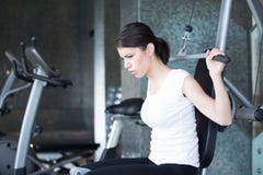 femme de poids de formation de gymnastique L'exercice dessus abaissent la machine de poids Femme faisant traction-UPS exerçant le images stock femme de poids de formation de gymnastique L'exercice dessus abaissent la machine de poids Femme faisant traction-UPS exerçant le images stock