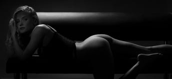 Femme de silhouette noire et blanche photos stock Femme de silhouette noire et blanche photos stock