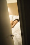 Femme de sommeil derrière la trappe image libre de droits Femme de sommeil derrière la trappe image libre de droits
