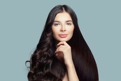Femme de sourire avec les cheveux droits sains et coiffure bouclée parfaite sur le fond bleu, portrait de mode image stock Femme de sourire avec les cheveux droits sains et coiffure bouclée parfaite sur le fond bleu, portrait de mode image stock