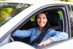 Femme de sourire conduisant son véhicule photographie stock Femme de sourire conduisant son véhicule photographie stock