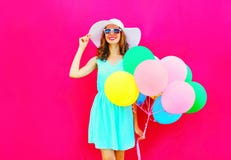 Femme de sourire heureuse de mode la jolie avec les ballons colorés d'un air a l'amusement utilisant un chapeau de paille d'été a photo stock Femme de sourire heureuse de mode la jolie avec les ballons colorés d'un air a l'amusement utilisant un chapeau de paille d'été a photo stock
