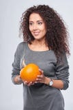 Femme de sourire tenant les potirons mûrs photos libres de droits Femme de sourire tenant les potirons mûrs photos libres de droits