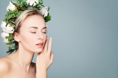Femme de station thermale avec la guirlande de feuilles de vert et de fleurs de coton image libre de droits Femme de station thermale avec la guirlande de feuilles de vert et de fleurs de coton image libre de droits