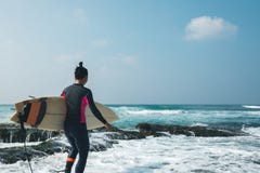 Femme de surfer avec la planche de surf image libre de droits Femme de surfer avec la planche de surf image libre de droits