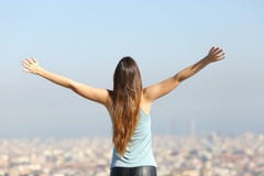 Femme de touristes heureuse soulevant des bras regardant la ville images libres de droits Femme de touristes heureuse soulevant des bras regardant la ville images libres de droits
