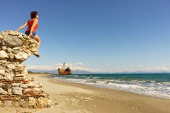 Femme de touristes sur la plage appréciant des vacances Images stock Femme de touristes sur la plage appréciant des vacances Images stock