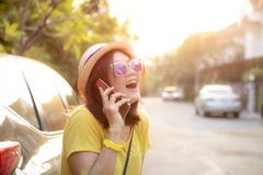 Femme de voyageur riant avec la position de visage de bonheur sur le dos de la voiture de suv images libres de droits Femme de voyageur riant avec la position de visage de bonheur sur le dos de la voiture de suv images libres de droits