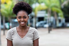 Femme des Caraïbes riante avec les cheveux Afro image libre de droits Femme des Caraïbes riante avec les cheveux Afro image libre de droits