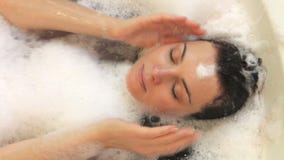 Femme décontractée se situant dans la bulle clips vidéos Femme décontractée se situant dans la bulle clips vidéos