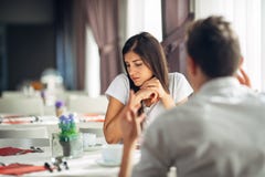 Femme déprimée triste étant verbalement attaquée Mentalement maltraité Absent dans la conversation N'écoutant pas Problèmes privé photographie stock Femme déprimée triste étant verbalement attaquée Mentalement maltraité Absent dans la conversation N'écoutant pas Problèmes privé photographie stock