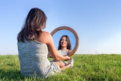 Femme en nature regardant son image retournée images stock Femme en nature regardant son image retournée images stock