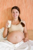 Femme enceinte avec la glace de lait images libres de droits Femme enceinte avec la glace de lait images libres de droits