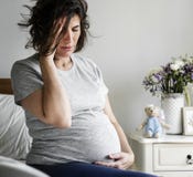 femme enceinte avec un mal de tête photo stock femme enceinte avec un mal de tête photo stock