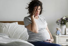 femme enceinte avec un mal de tête photos stock femme enceinte avec un mal de tête photos stock