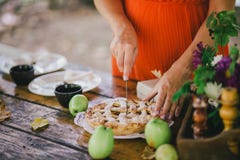 Femme enceinte coupant la tarte aux pommes faite maison Photographie stock Femme enceinte coupant la tarte aux pommes faite maison Photographie stock