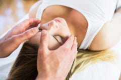 Femme enceinte décontractée appréciant la technique de reiki images libres de droits Femme enceinte décontractée appréciant la technique de reiki images libres de droits
