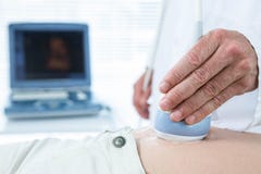 Femme enceinte subissant l'essai d'ultrason images stock Femme enceinte subissant l'essai d'ultrason images stock