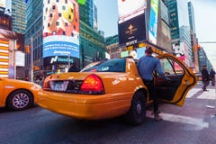 Femme entrant dans une place jaune de cabine parfois, NYC Image stock Femme entrant dans une place jaune de cabine parfois, NYC Image stock