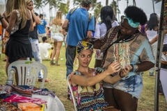 Femme essayant sur un turban, Salvador, Bahia, Brésil images libres de droits Femme essayant sur un turban, Salvador, Bahia, Brésil images libres de droits