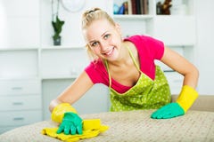 Femme essuyant des surfaces à l'intérieur Photos libres de droits Femme essuyant des surfaces à l'intérieur Photos libres de droits