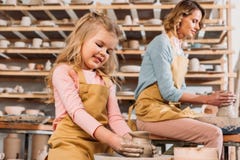 femme et enfant faisant les pots en céramique sur des roues de poterie photographie stock femme et enfant faisant les pots en céramique sur des roues de poterie photographie stock