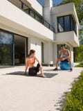 Femme et entraîneur personnel faisant l'exercice avec la boule de pilates photo stock Femme et entraîneur personnel faisant l'exercice avec la boule de pilates photo stock