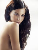 Femme fabuleuse de brune avec les cheveux bouclés photo libre de droits Femme fabuleuse de brune avec les cheveux bouclés photo libre de droits