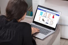 Femme faisant des emplettes en ligne utilisant l'ordinateur portable photo stock Femme faisant des emplettes en ligne utilisant l'ordinateur portable photo stock