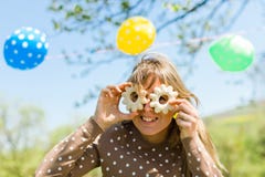 Femme faisant l'amusement - les verres de la maison ont fait des gâteaux photo libre de droits Femme faisant l'amusement - les verres de la maison ont fait des gâteaux photo libre de droits