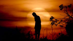 Femme faisant le yoga au coucher du soleil banque de vidéos Femme faisant le yoga au coucher du soleil banque de vidéos