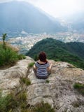 Femme faisant le yoga regardant à Verbania photographie stock libre de droits Femme faisant le yoga regardant à Verbania photographie stock libre de droits