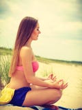 Femme faisant le yoga sur la plage sablonneuse photo libre de droits Femme faisant le yoga sur la plage sablonneuse photo libre de droits