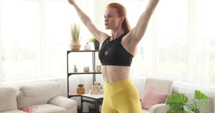 Femme faisant les pantins à la maison clips vidéos Femme faisant les pantins à la maison clips vidéos