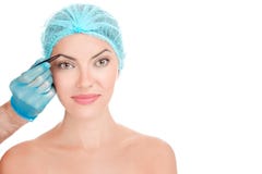 Femme faisant plumer des cheveux de sourcils par la main de docteur photos libres de droits Femme faisant plumer des cheveux de sourcils par la main de docteur photos libres de droits
