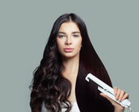 Femme fascinante avec de longs cheveux droits sains photos stock Femme fascinante avec de longs cheveux droits sains photos stock