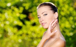 Femme frottant sa peau propre fraîche de visage photo libre de droits Femme frottant sa peau propre fraîche de visage photo libre de droits